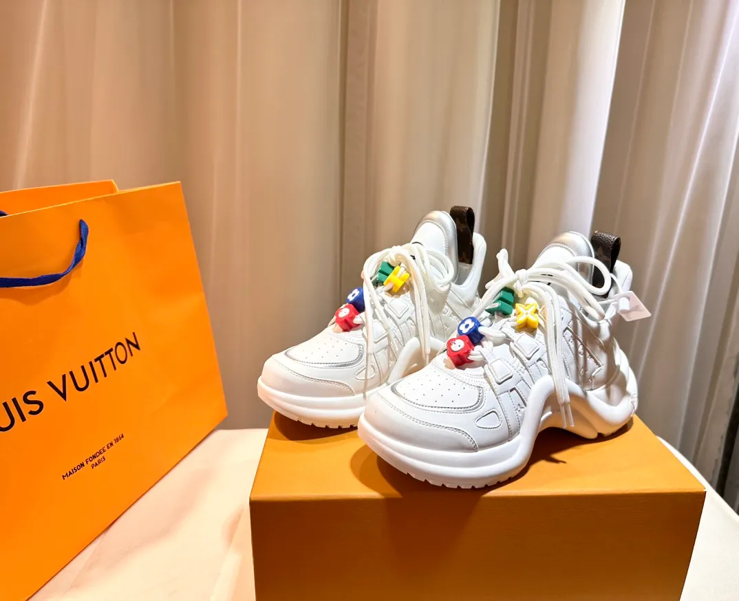 👟👟Ex-factory price 720 D-Quest is a new interpretation of classic motorcycle style boots, highlighting the classic logo of Dior haute couture style. It is carefully made of black butter leather. The decorative ribbon is embellished with a gold-finished metal logo to enhance the style. Sheepskin lining, sizes 35-42.